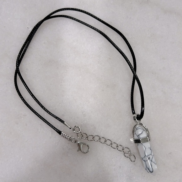 HOWLITE STONE PENDANT NECKLACE - Picture 2 of 3